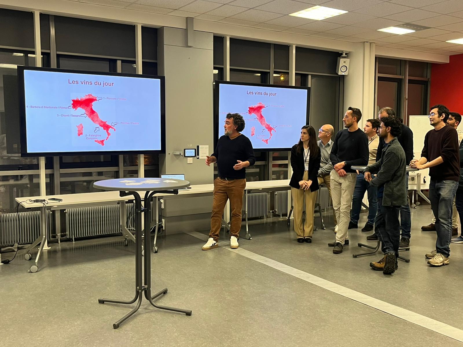 Armel Michenaud présentant les vins italiens devant les étudiants MBA d'Audencia