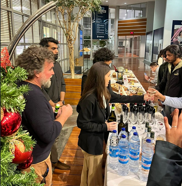 Service des vins lors de la soirée dégustation CasaVino à Audencia