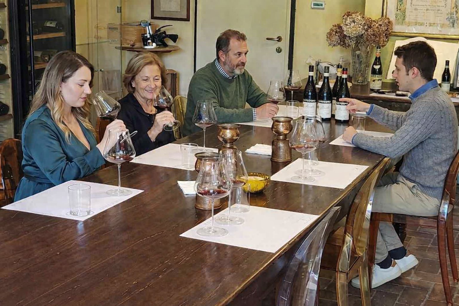 Salle de dégustation à Barolo, table en bois avec verres alignés