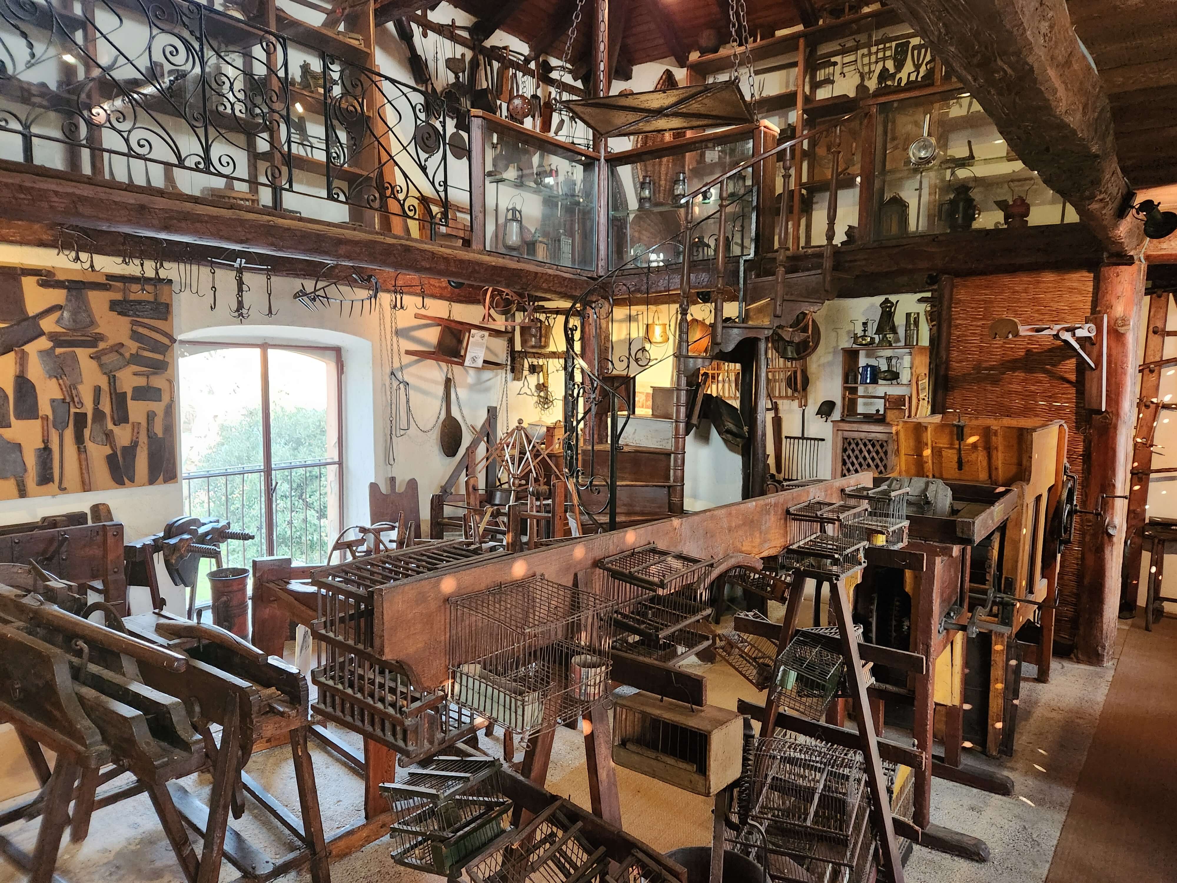 Musée agricole viticole en Franciacorta, outils anciens et pressoirs en bois sur deux étages
