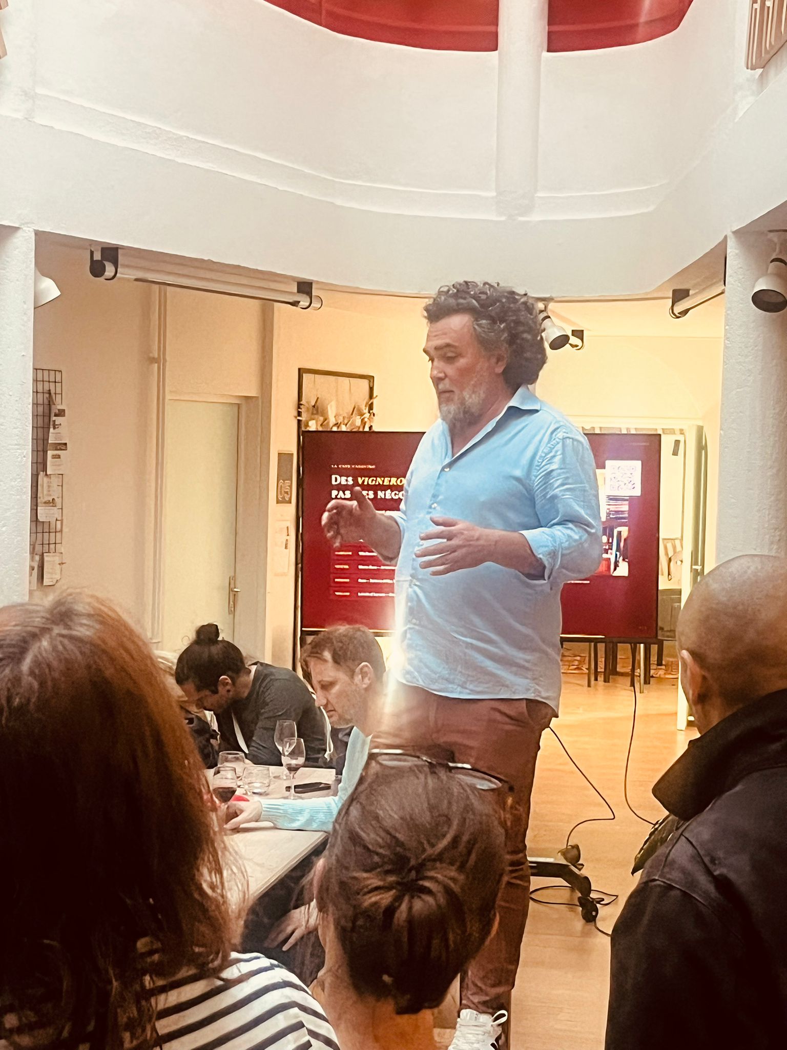 Armel Michenaud présentant les vins italiens au public lors de l'inauguration CasaVino