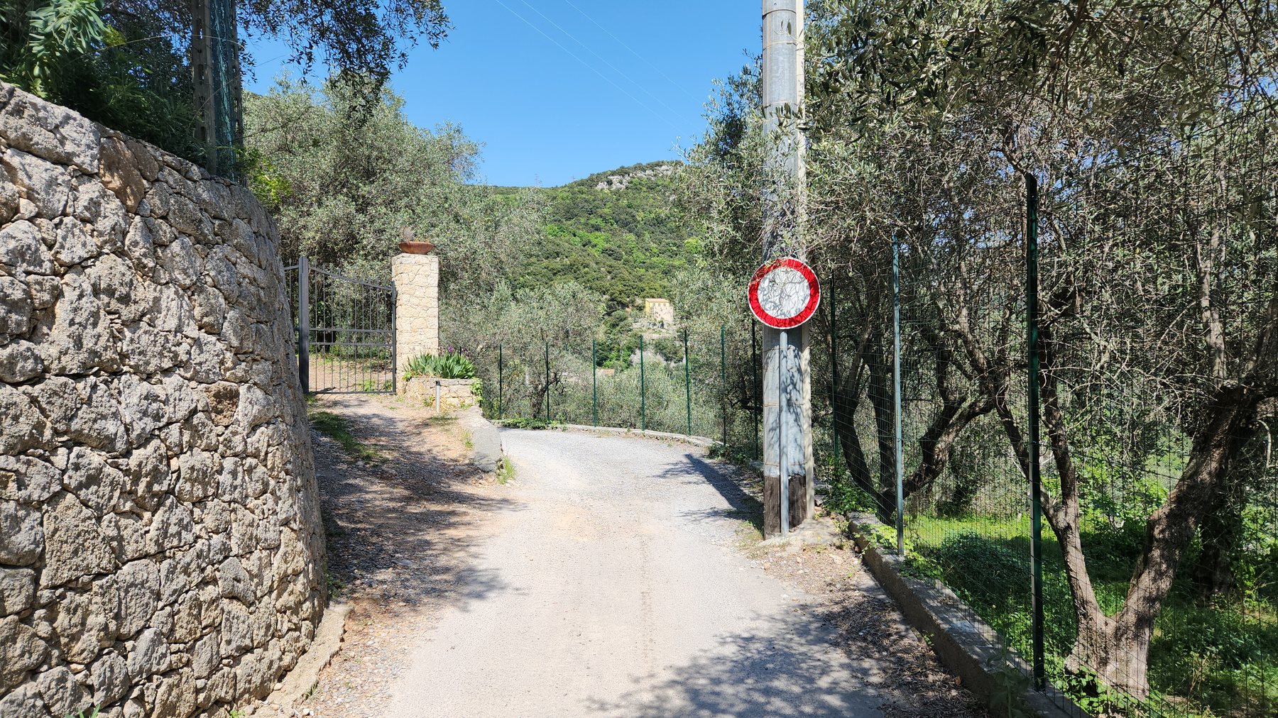 Logement à Finale Ligure, maison avec pergola et jardin