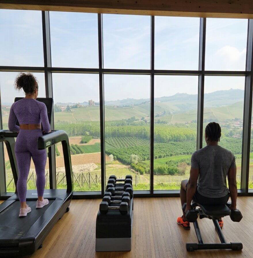 Salle de sport avec vue panoramique sur les collines et vignobles des Langhe