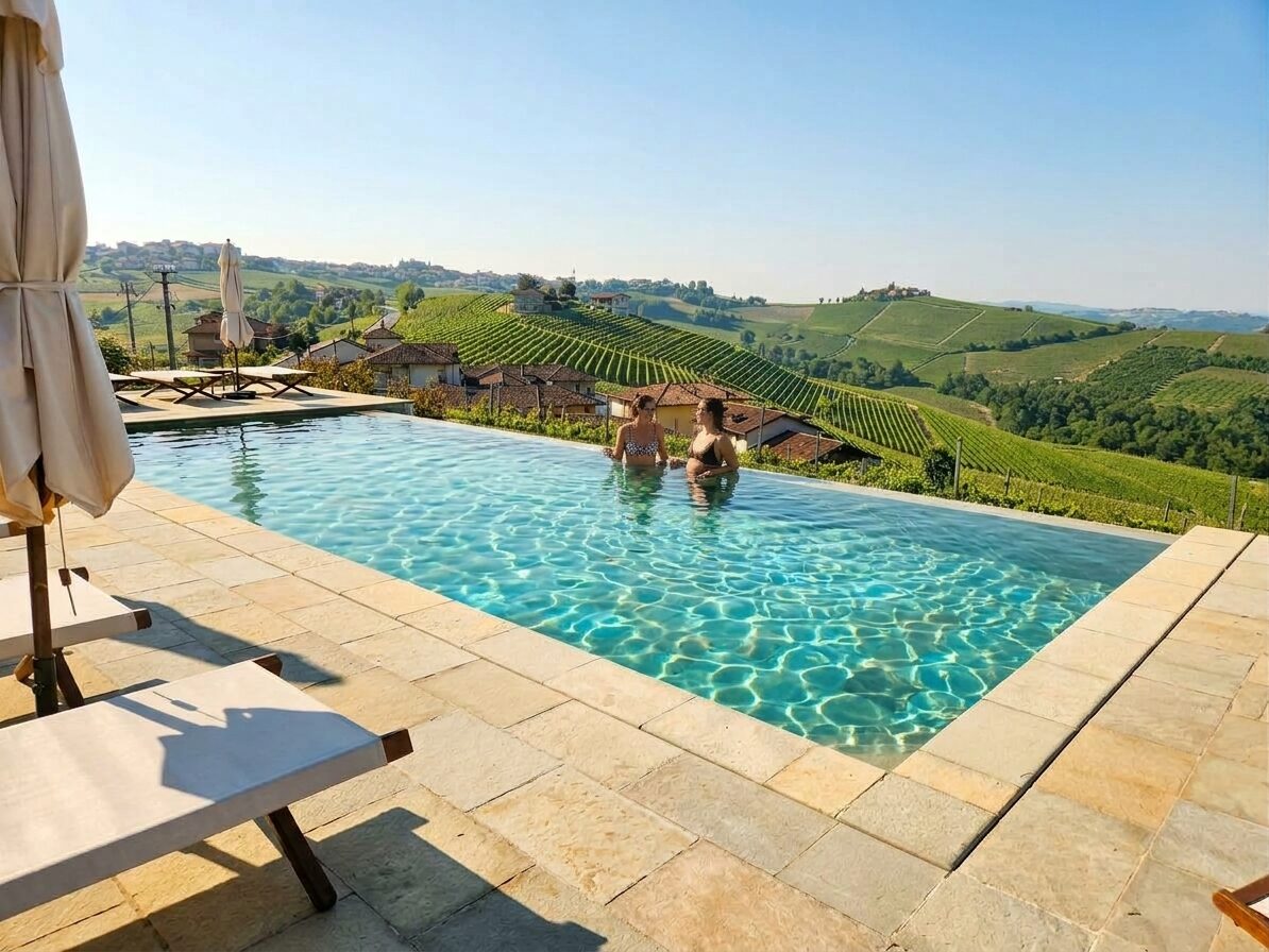 Piscine à débordement, vue sur les collines viticoles, Langhe