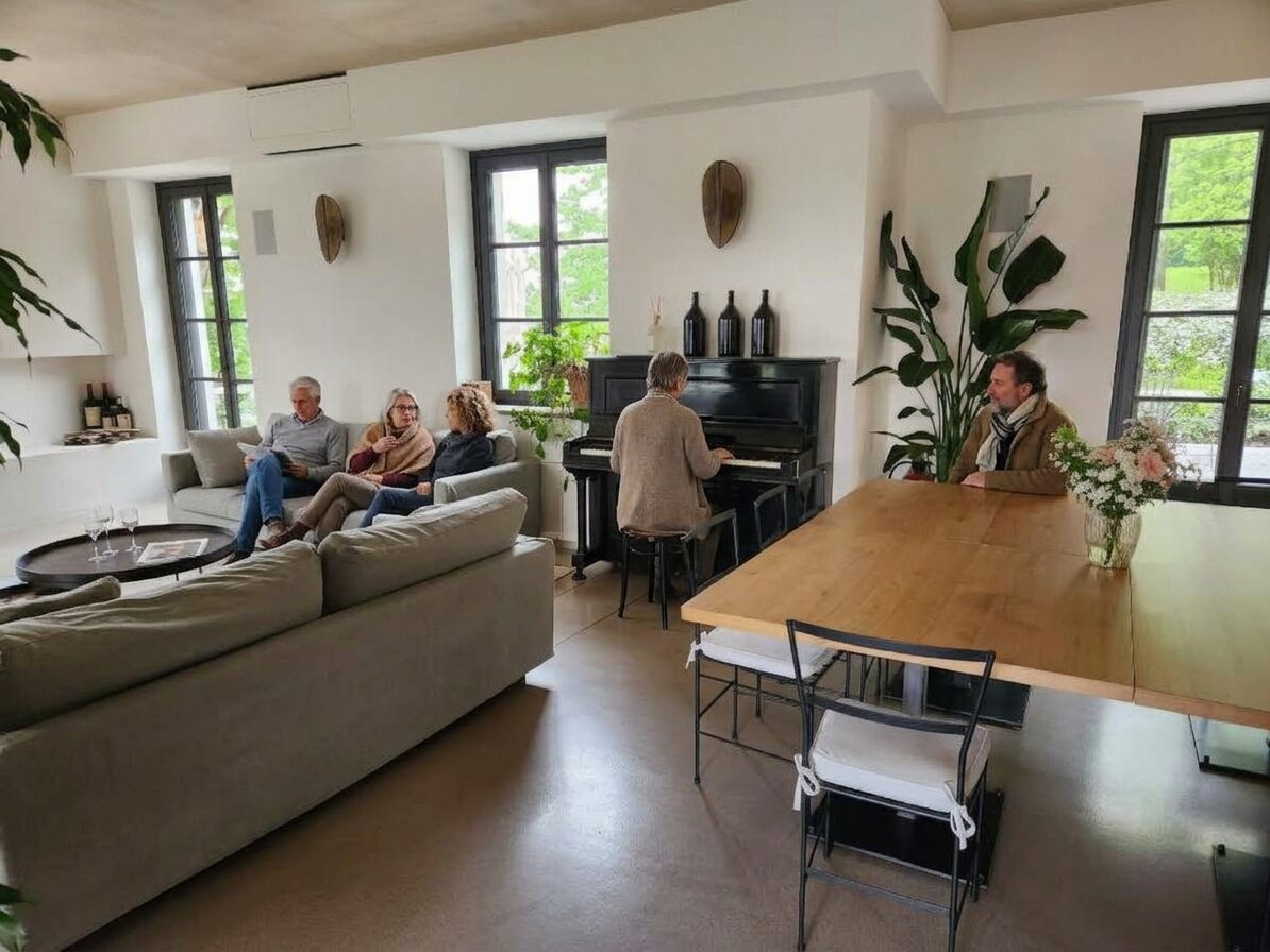 Salon commun avec piano droit, moment convivial entre deux visites, Piémont