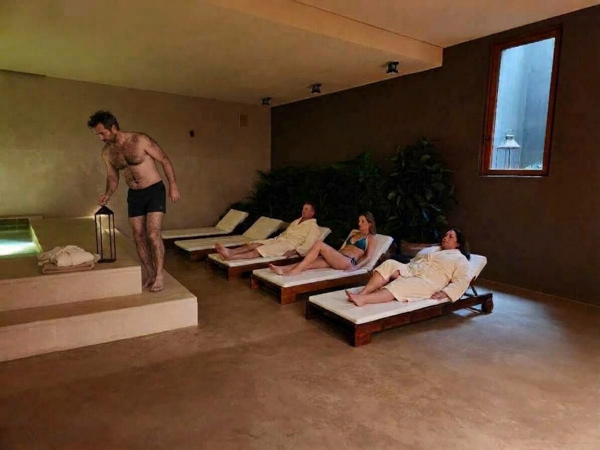 Transats et peignoirs au bord du bassin chauffé, espace spa, Piémont