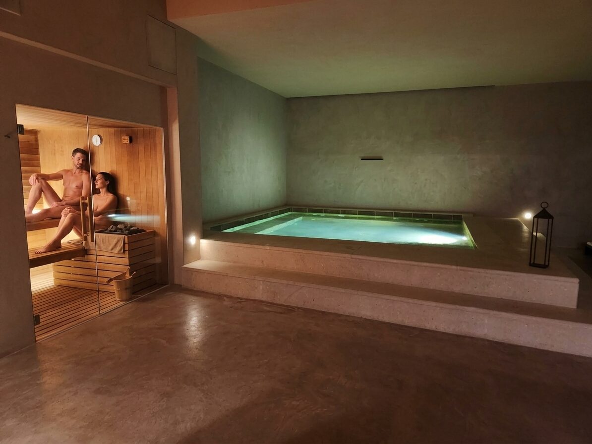 Sauna et bassin chauffé, espace spa d'une maison de vigneron, Piémont