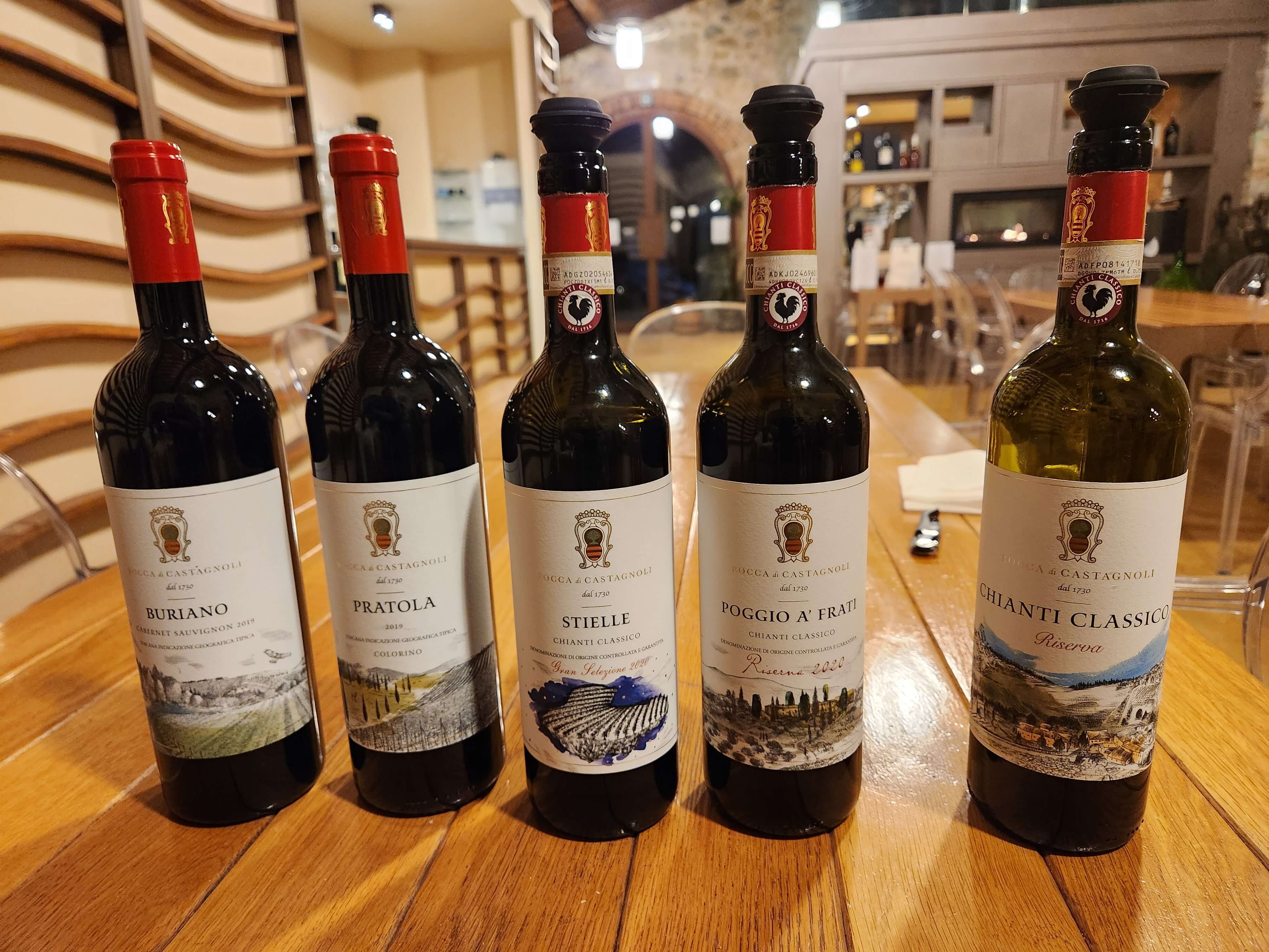 Les 5 vins du domaine Rocca di Castagnoli alignés sur la table de dégustation