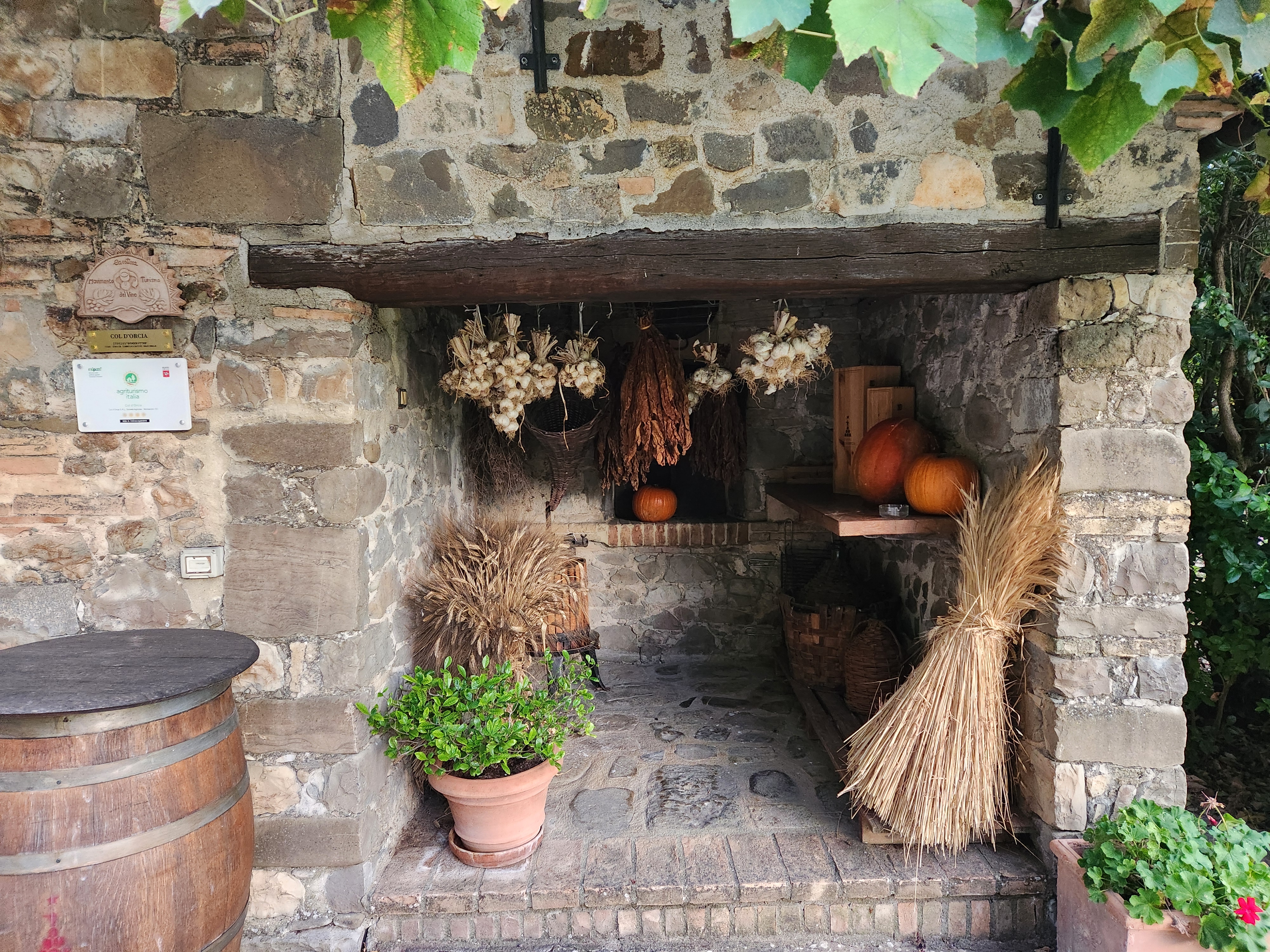 Table de dégustation du domaine prête avec verres et bouteilles de Brunello