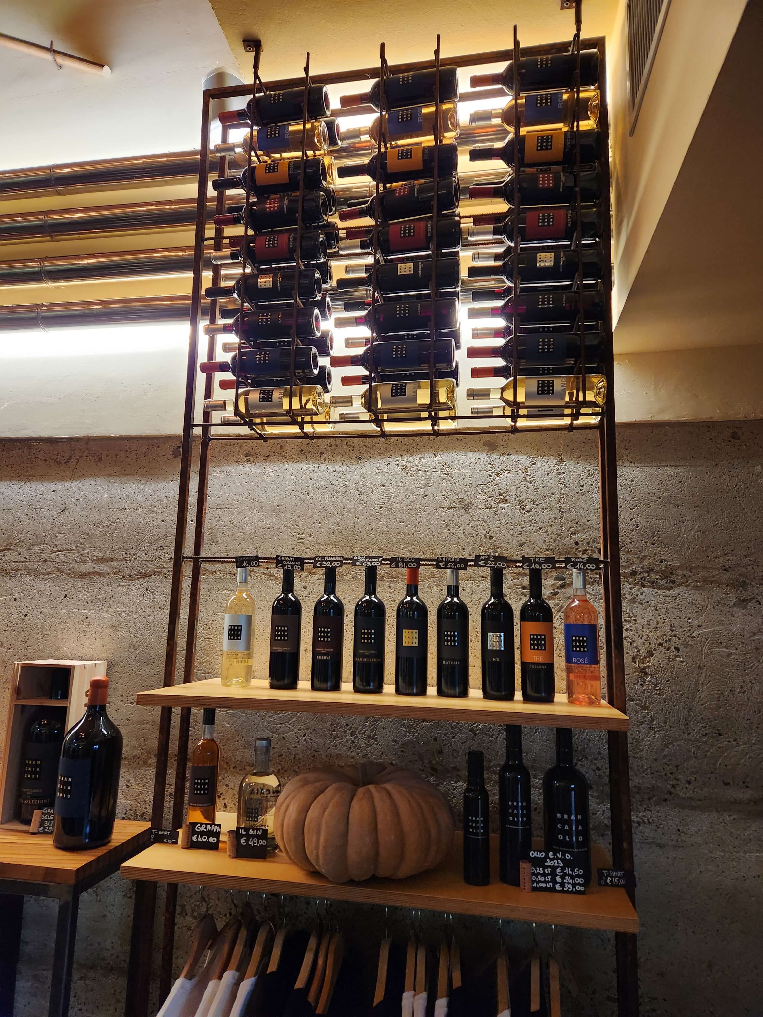 L'enoteca de le domaine avec ses immenses casiers métalliques de bouteilles