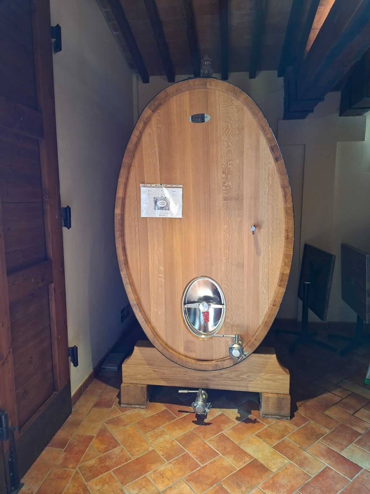 Verres siglés du domaine posés sur le set de dégustation avec fiches de notes