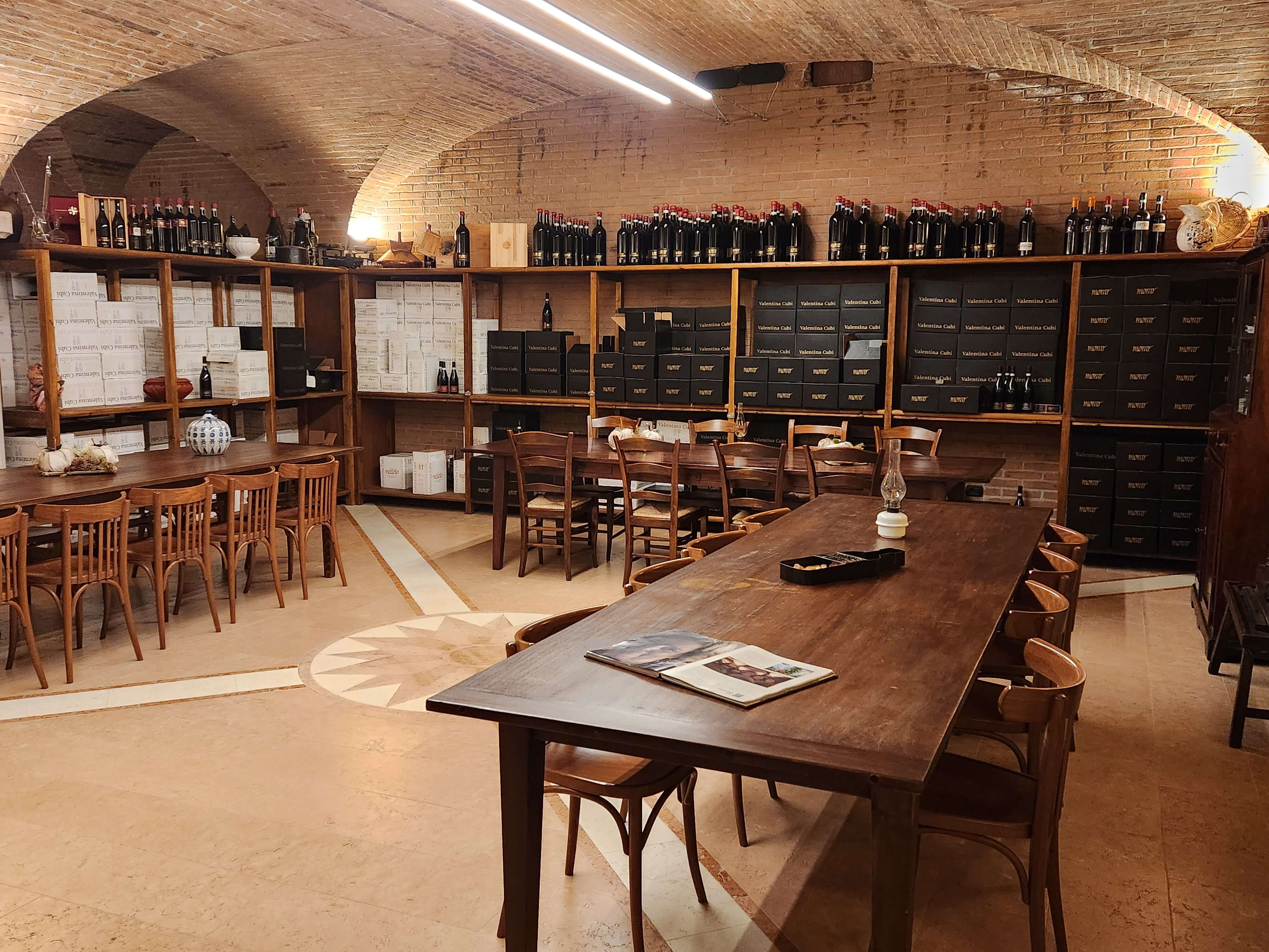 Salle de dégustation voûtée en briques d'un domaine en Valpolicella, Amarone, lac de Garde