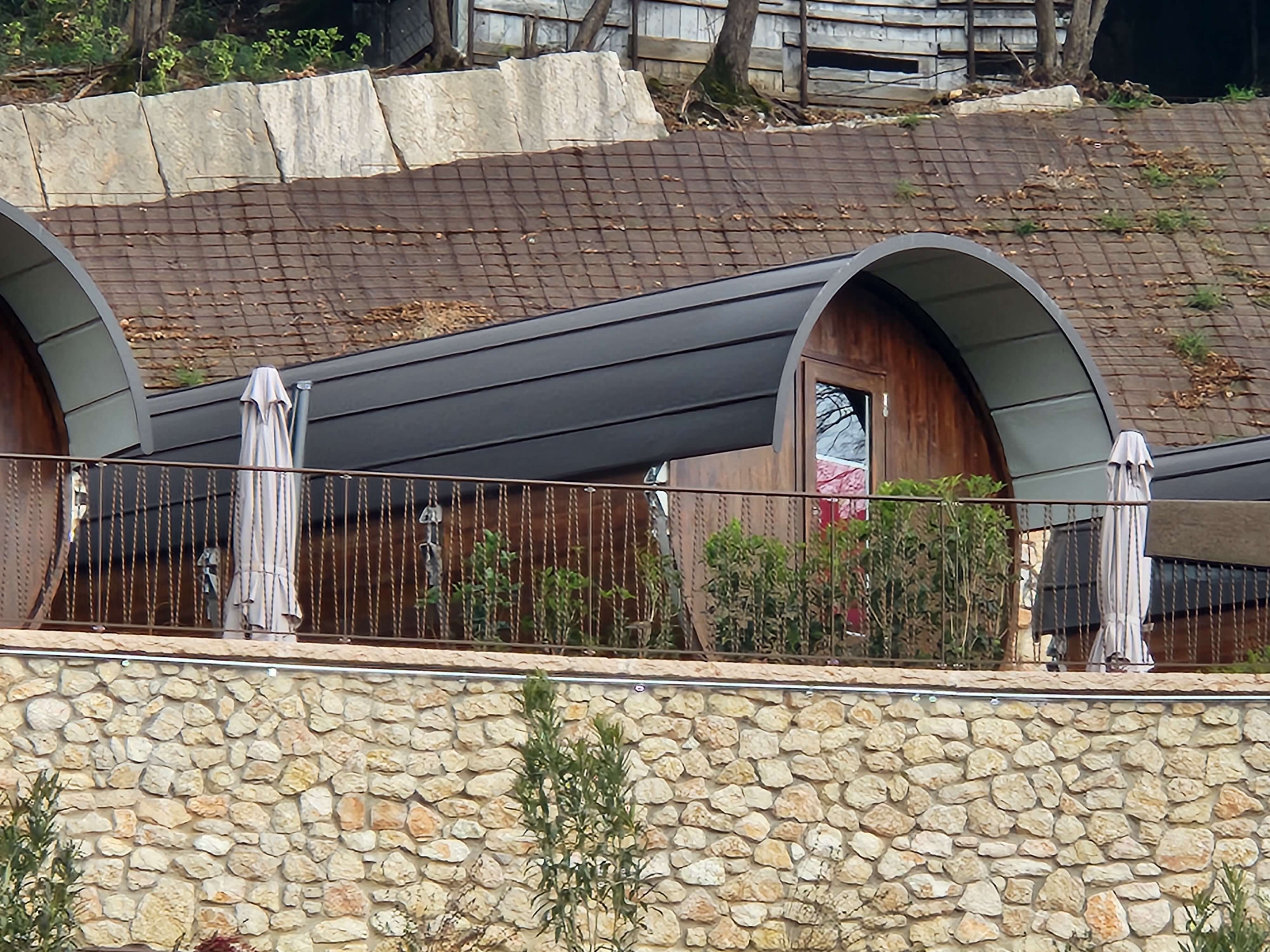 Chais en forme de tonneaux enterrés dans la roche, agritourisme en Valpolicella