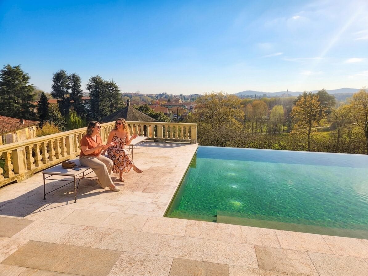 Piscine à débordement d'un wine resort en Valpolicella, vue sur la vallée et les vignes