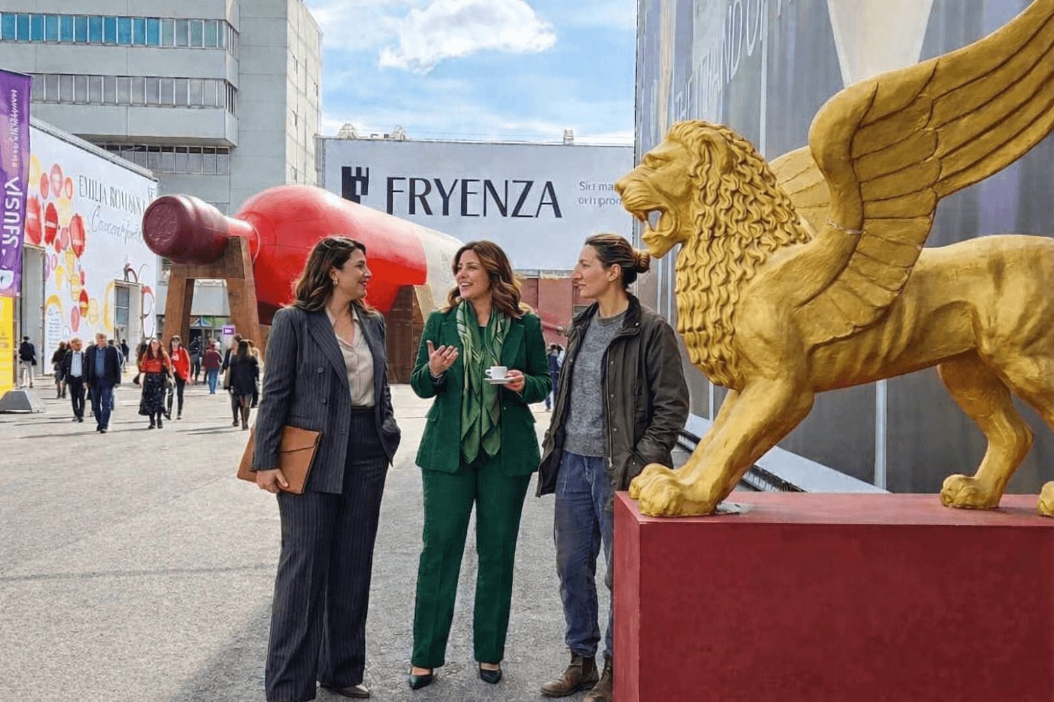 Lion ailé doré de Venise et bouteille géante gonflable à l'entrée de Vinitaly 2026, Vérone