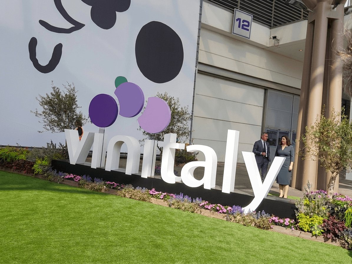 Logo Vinitaly en lettres blanches 3D à l'entrée du salon, Vérone 2026