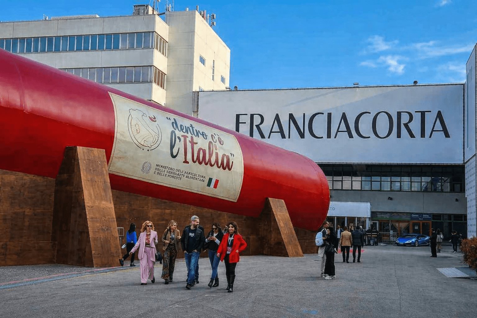 Pavillon Franciacorta et bouteille géante à Vinitaly 2026, Vérone