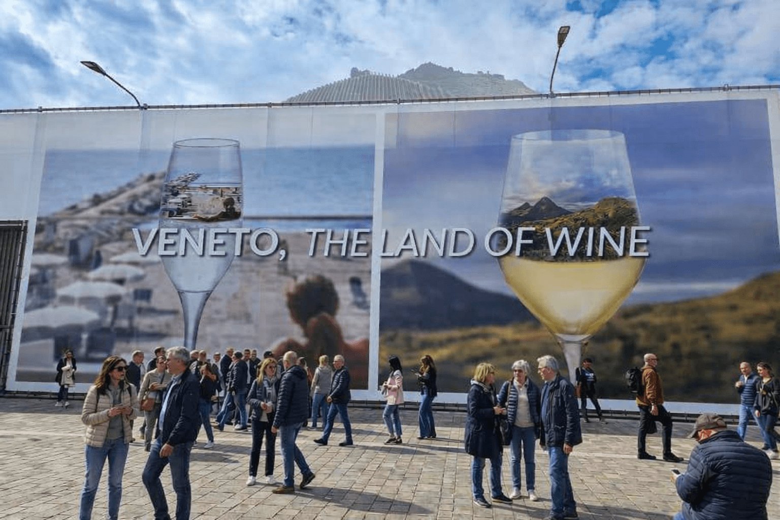 Grande bâche Veneto The Land of Wine à l'entrée de Vinitaly 2026, Vérone